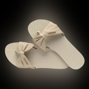 Havaianas Beige Cream Bow Flip Flops